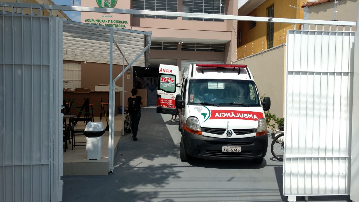 Entrada e vaga para ambulância da Clínica Paulista