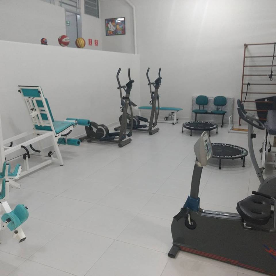 Equipamentos de reabilitação na academia da Clínica Paulista